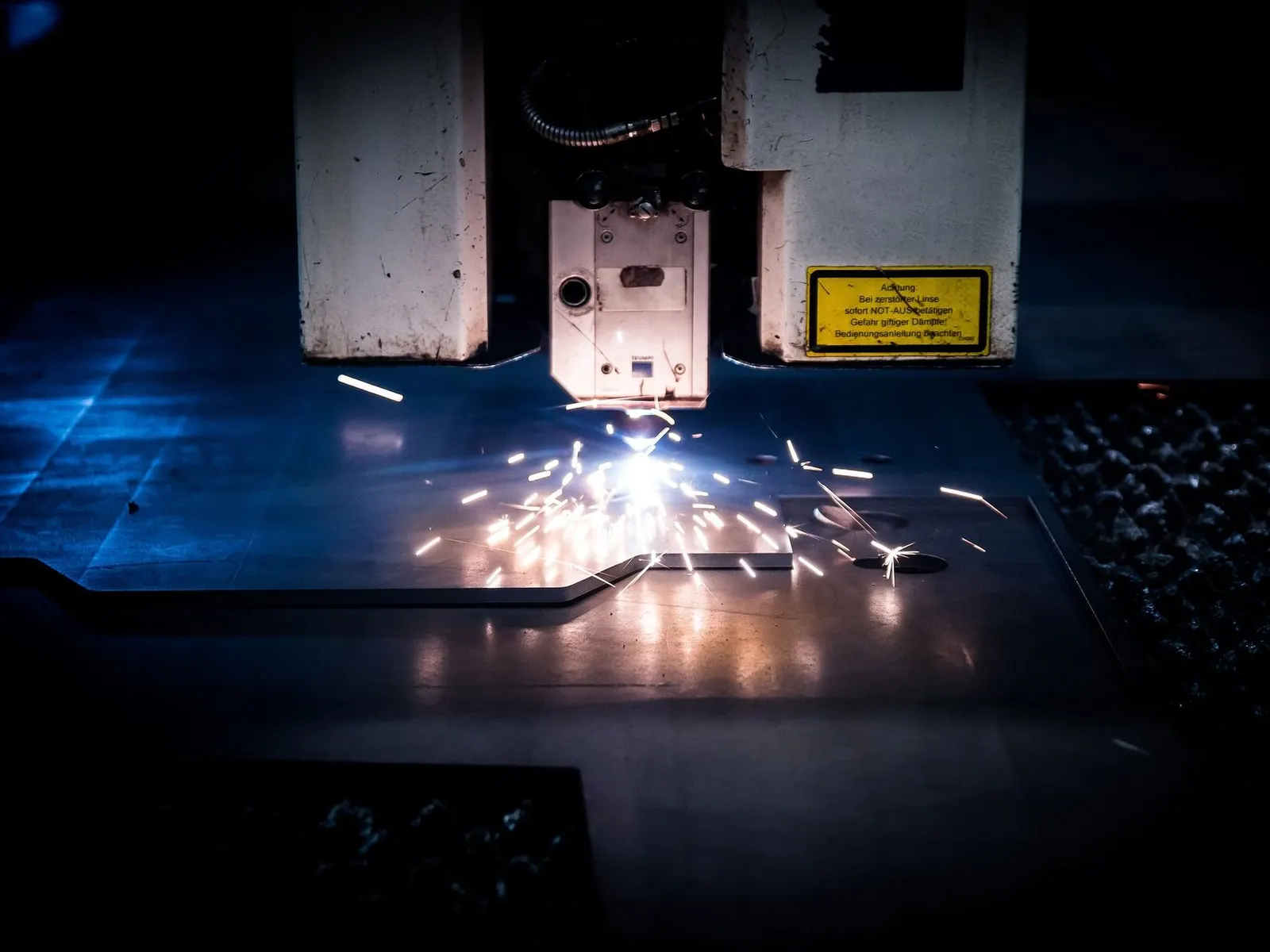 Laser cutting a contour in dark steel sheet