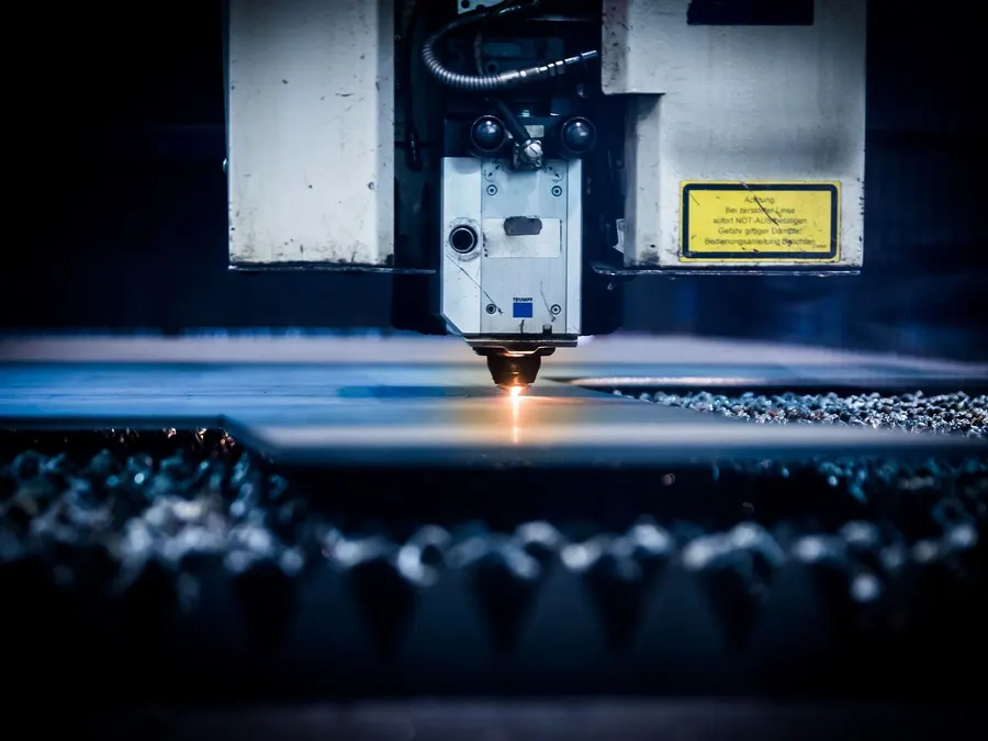 Fibre laser cutting head above a steel sheet