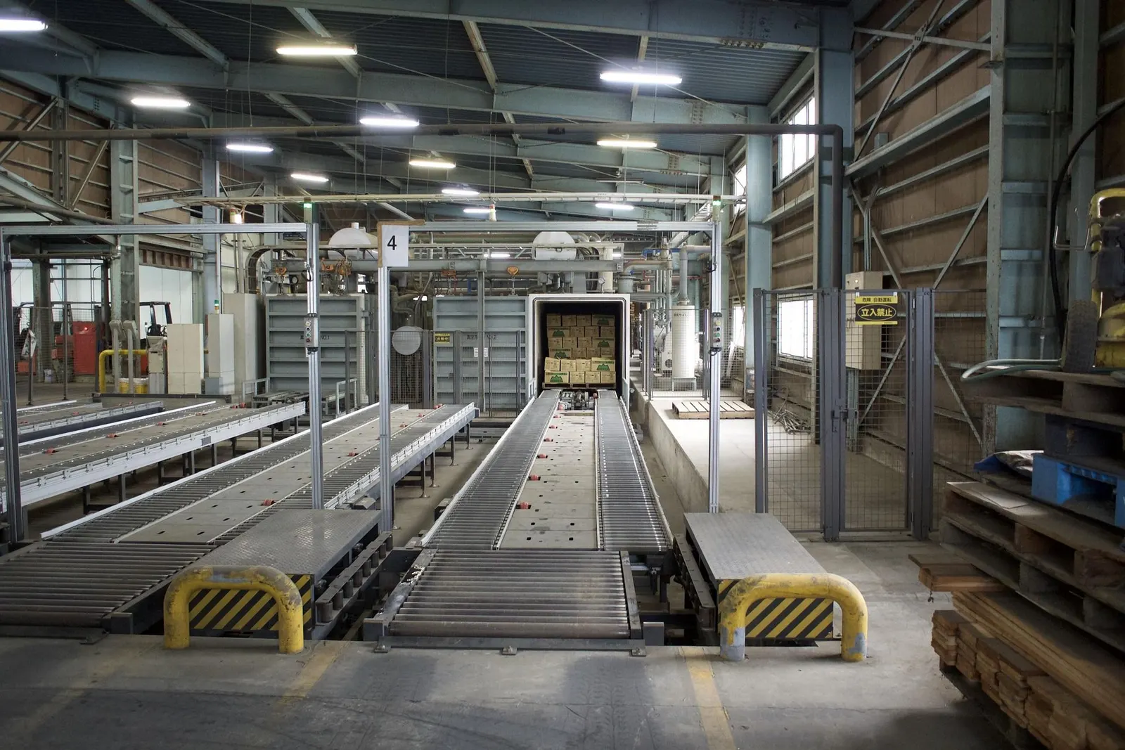 Roller conveyor lines running through a production hall