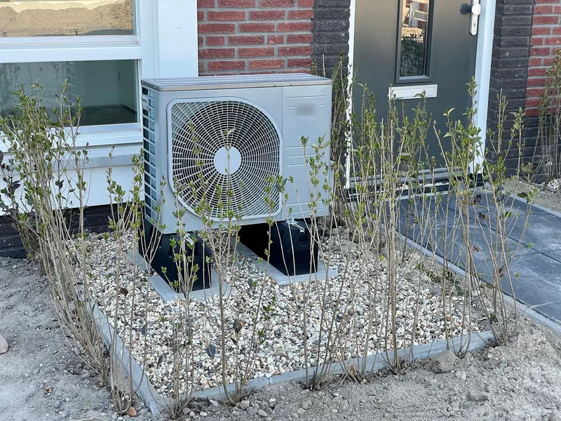 Air-to-water heat pump unit